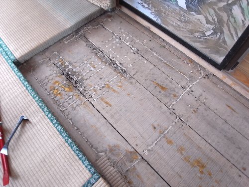 畳を上げると荒床しかし蟻道！：いわきでリフォームデザイン＆ハーフDIY　築30年代中古住宅