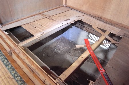 押入れの一番下の床軟らかいんです：いわきでリフォームデザイン＆ハーフDIY　築30年代中古住宅