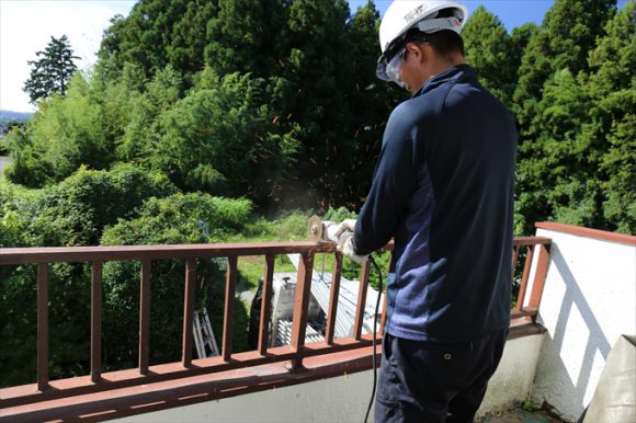 外壁めくると典型的なバルコニー劣化あらわる