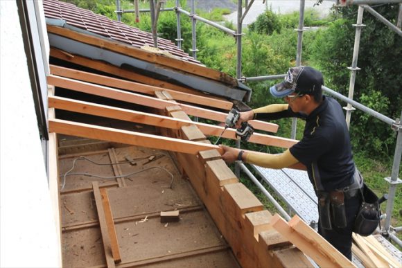 バルコニー解体後は屋根下地づくり