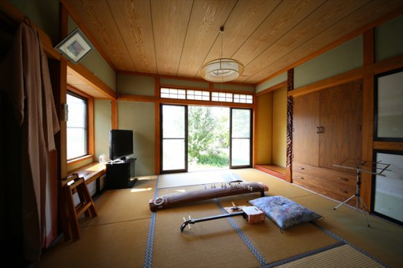 解体する離れ「思い出」の記念撮影から着工へ