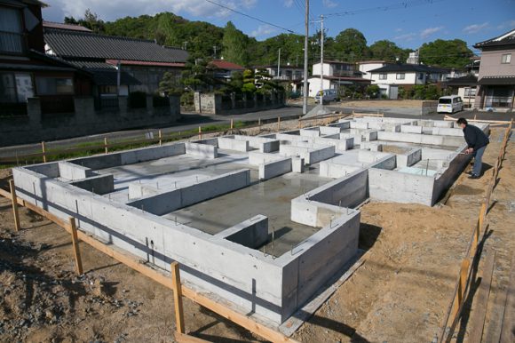 東西幅20ｍの基礎立上りました