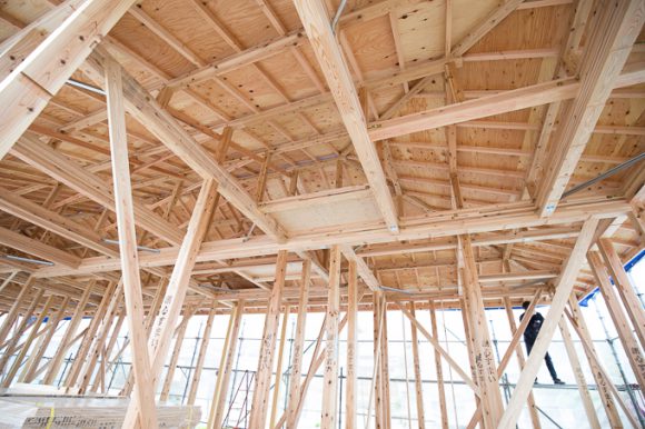 雨をかわして上棟