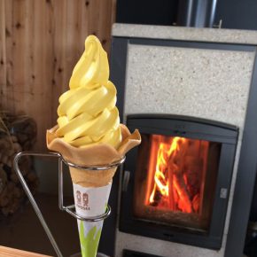 寒い冬には蓄熱式薪ストーブとソフトクリーム