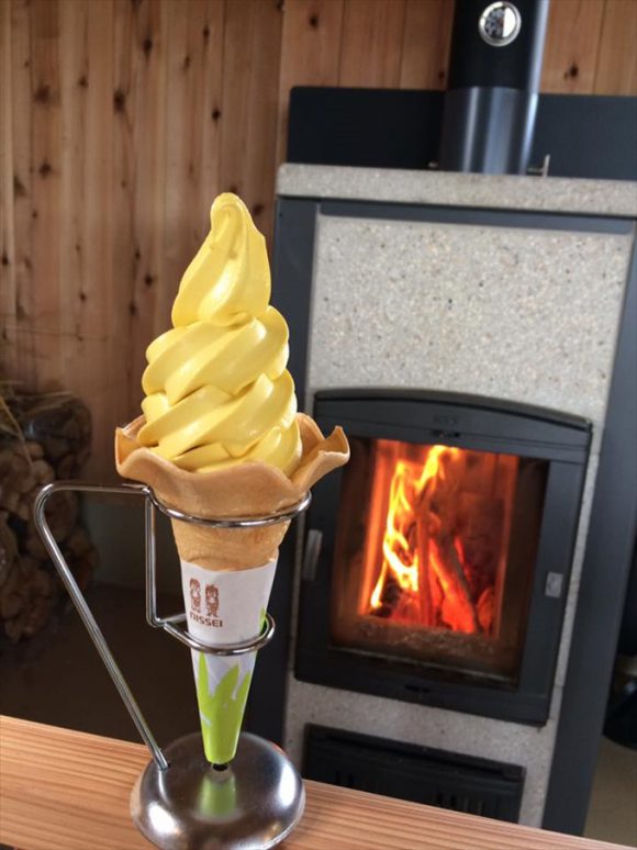 寒い冬には蓄熱式薪ストーブとソフトクリーム